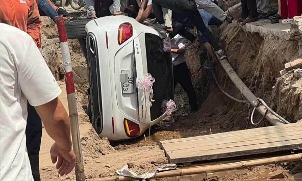 Mercedes đi đón dâu lao xuống rãnh đào đường ở Hưng Yên, tình trạng người trên xe ra sao?