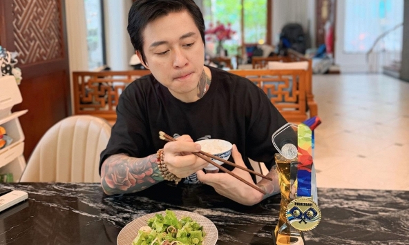 Tuấn Hưng trở lại sau gần 2 tháng công khai đưa vợ con sang Mỹ sống