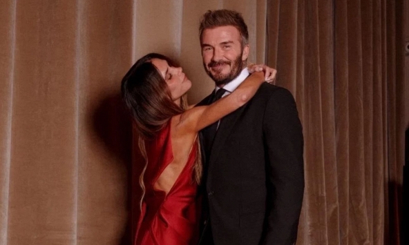 Victoria 52 tuổi vẫn diện đầm lụa sexy, tình tứ sánh đôi bên David Beckham