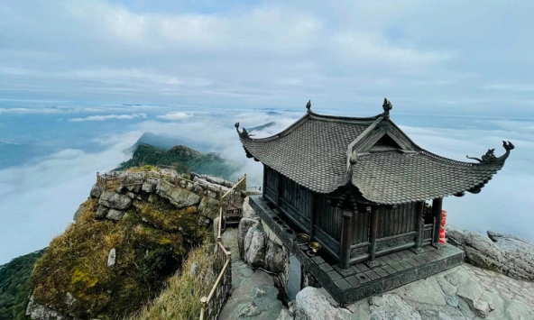 Việt Nam có ngọn núi nơi một vị vua từ bỏ ngai vàng để lên tu, nay đã là Di sản Thế giới được UNESCO ghi danh