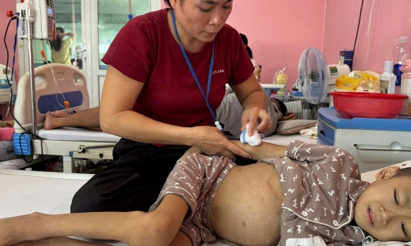 Ánh mắt cầu cứu của bé trai 6 tuổi mắc bệnh hiểm nghèo, không tiền cứu chữa
