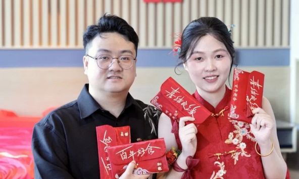 Tiệc cưới kỳ lạ: Phát biểu 41 giây, đãi khách bào ngư, cua hoàng đế, lì xì 750.000 đồng