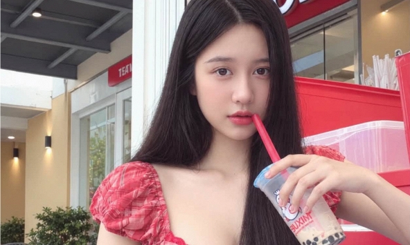 Chỉ uống trà sữa thôi, họa sĩ Minh Thư vẫn dễ dàng khiến người xem 'gục ngã'