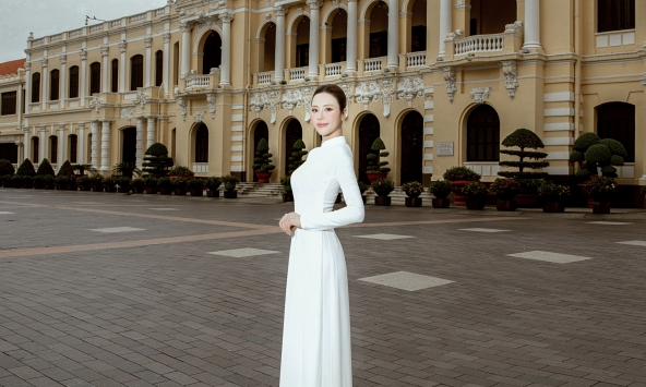 Tô Diệp Hà diện áo dài trắng dạo phố ngày 20/10: 'Phụ nữ không cần chọn giữa bản lĩnh và dịu dàng'