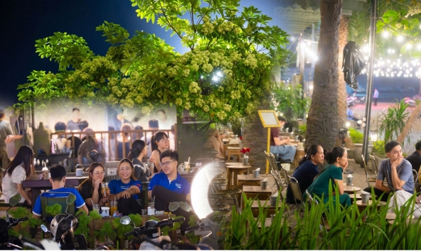 Cà phê ngoài trời đường Lê Quang Đạo thưa khách giữa mùa hoa sữa: Hương thu thơ mộng hay “thử thách” mỗi tối?