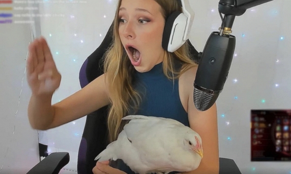 Đang phát sóng, nữ streamer hoảng hốt tắt máy vì sự cố