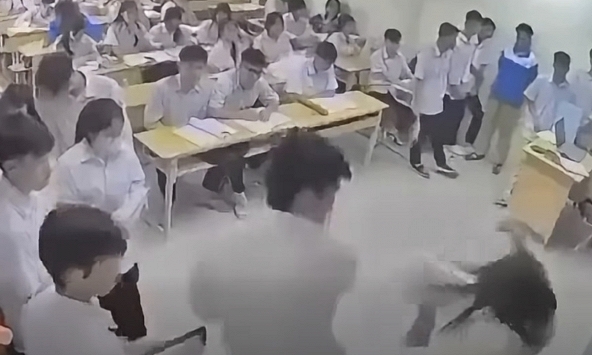 Nam sinh lao lên bục giảng đánh cô giáo ở Hà Nội: Nhà trường báo cáo sự việc thế nào?