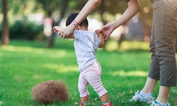 Bà nội khoe tập đi cho cháu sớm nên 10 tháng đã biết đi, nhưng lại bị bác sĩ trách thiếu kiến thức