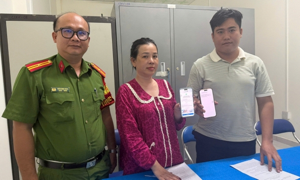 Chuyển khoản thành công 41.000.000 đồng, nhân viên tiệm vàng liên hệ 1 người phụ nữ cùng lên công an trình báo