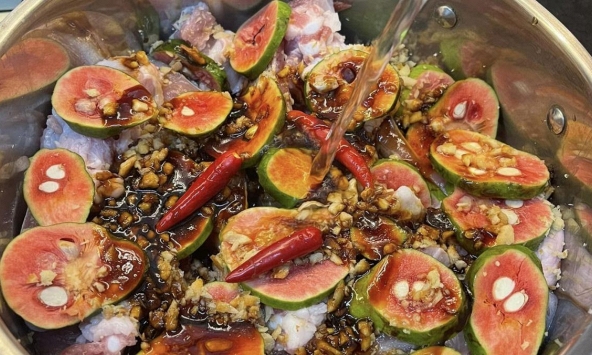 Loại quả nằm lẫn ở hàng rau là 'cứu tinh' của nồi cá: Kho lên chua dịu, béo mà không ngấy, cả nhà ăn chỉ sợ thiếu cơm