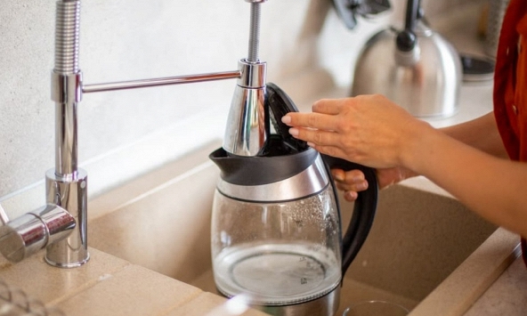 Một người đun nước, cả nhà ung thư? Bác sĩ cảnh báo 3 thói xấu khi đun nước đang 'đầu độc' cả gia đình
