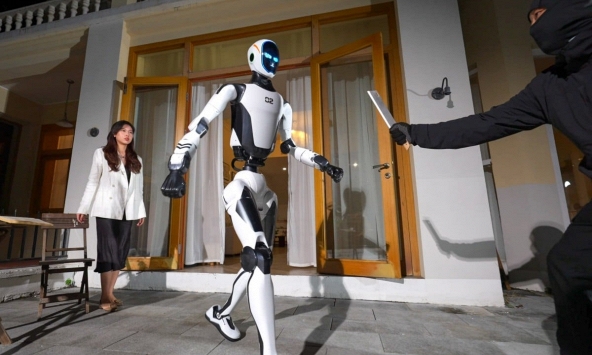 Trung Quốc ra mắt robot vệ sĩ biết đấm đá tước dao, nhấc bổng đầu ô tô cứu người