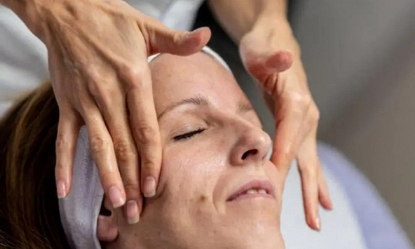 Vì sao có người ngoài 60 tuổi, mặt đầy đốm nâu, người cùng tuổi vẫn da sáng mịn?