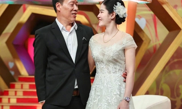 Cô gái xinh đẹp lấy ông chú hơn 24 tuổi, mẹ kế bằng tuổi con chồng, cuộc sống hôn nhân bất ngờ