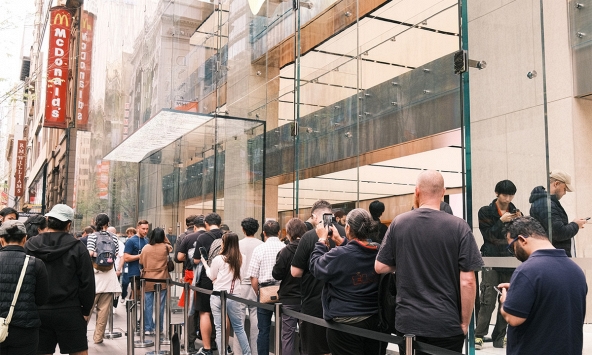 iPhone Duo mở bán: Hàng trăm người xếp hàng từ 2 ngày trước, nhiều người có thể ra về tay trắng