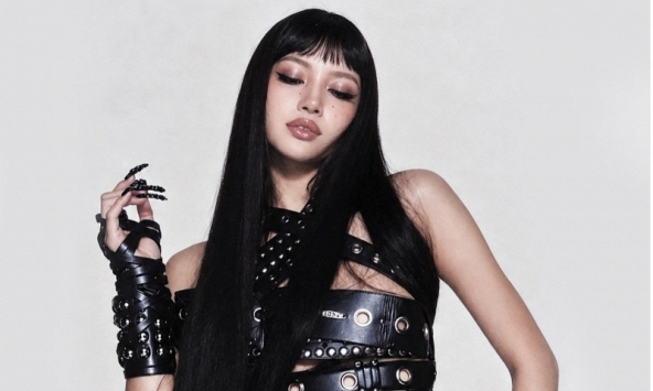 Lisa tắc kè hoa nhưng vẫn 'một màu'