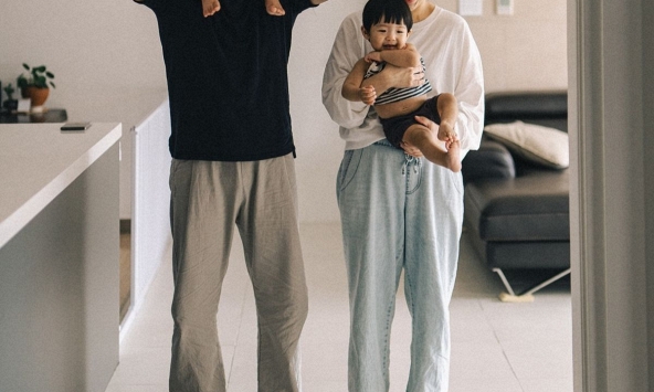 Vì sao trong nhà có 2 con, em út thường khéo miệng, biết làm nũng hơn anh chị?