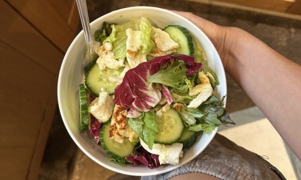Ăn salad sẽ không giúp giảm cân, còn gây béo nếu bạn cứ mắc mãi 4 sai lầm này!