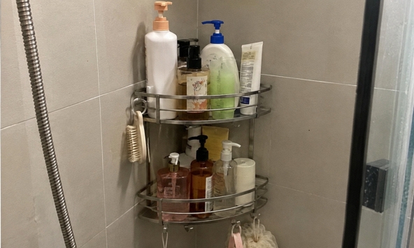 Tại sao ngày càng nhiều gia đình không lắp kệ tam giác trong nhà tắm? Hóa ra có 2 cách tận dụng tường hay hơn nhiều