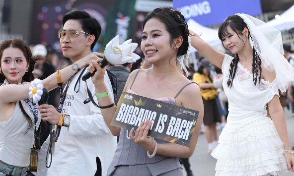 Trai xinh gái đẹp đổ bộ concert BIGBANG Hà Nội: Chưa vào sân đã có đại tiệc outfit, đúng là 'like idol like fan'