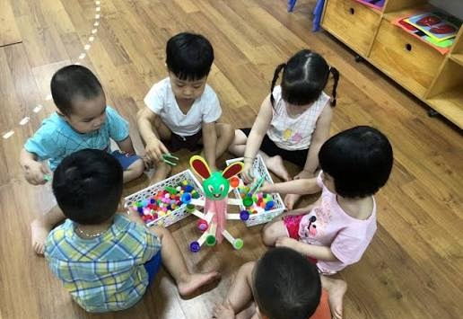 Vì sao cùng đi mẫu giáo, có trẻ được bạn vây quanh, có trẻ chỉ đứng nhìn