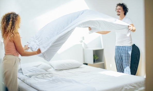 Vì sao không nên dọn giường ngay sau khi thức dậy?