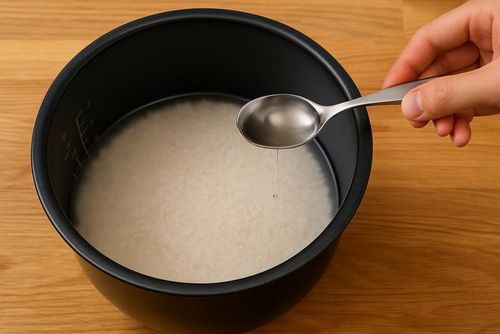 Vì sao nên cho vài giọt giấm vào nồi khi nấu cơm? Biết công dụng nhiều người sẽ muốn thử ngay