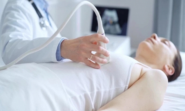 Nữ bác sĩ được chẩn đoán mắc 'ung thư vú nguy hiểm nhất' đã nhấn mạnh 'thói quen' suýt cướp đi mạng sống của mình