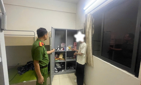 Công an điều tra các giao dịch chuyển khoản trong 3 lần mua hàng của một nam thanh niên SN 2004