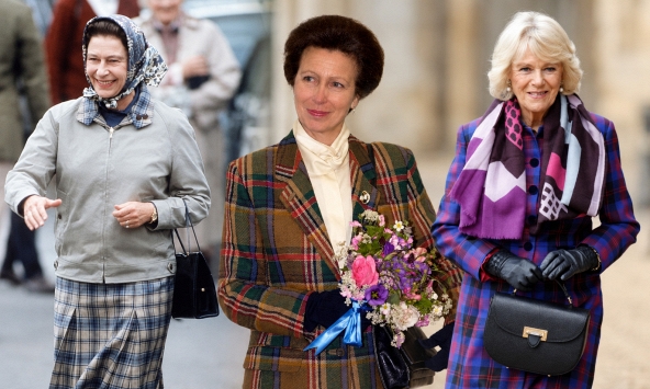 Không chỉ Kate hay Công nương Diana, Hoàng gia Anh còn có nhiều tín đồ của họa tiết kẻ ô: Nữ hoàng Elizabeth II là người đáng chú ý nhất