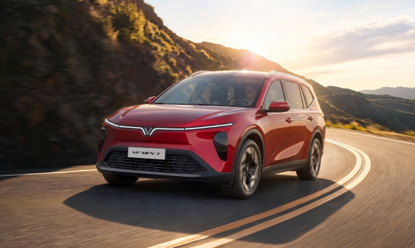 Lái thử VinFast VF MPV 7, khách hàng thích thú với tính năng giữ phanh tự động