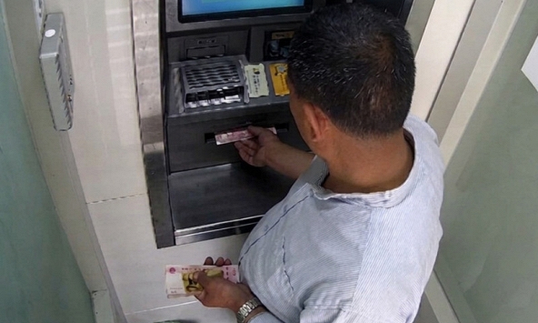 Ra cây ATM chuyển 77,4 triệu đồng vào tài khoản của chính mình, chờ gần 1 ngày vẫn không thấy có biến động số dư