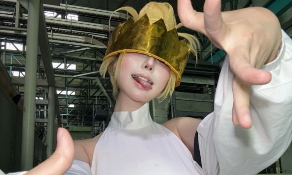Bịt mắt cosplay, hot girl vô tình tạo ra siêu phẩm mùa Halloween