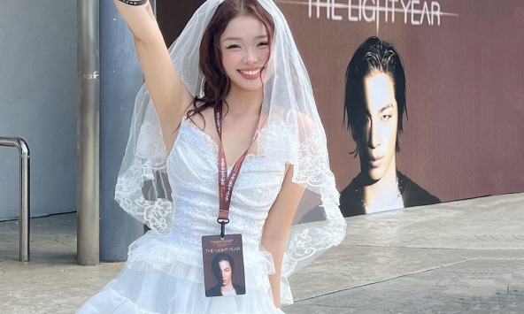 Danh tính 'cô dâu concert' gây sốt tại show BIGBANG: Không phải lần đầu diện váy cưới đi đu thần tượng