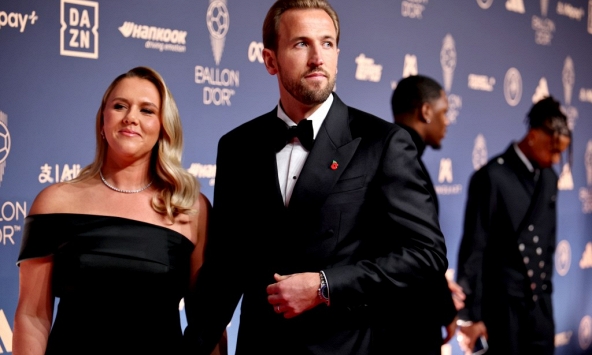 Harry Kane nắm tay vợ, gây chú ý khi diện đồng hồ Rolex 34 tỷ ngày giành cú đúp giải thưởng Quả bóng vàng 2026