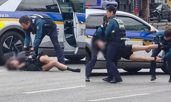Cô gái say xỉn khóc lóc đi giữa đại lộ Gangnam, 3 cảnh sát Hàn Quốc phải 'khiêng' vào vỉa hè