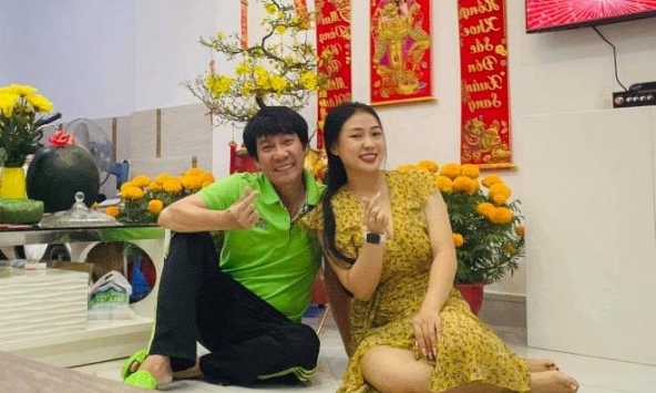 Nam nghệ sĩ Việt 62 tuổi mới có con với vợ diễn viên kém 30 tuổi, đi bán mì mưu sinh