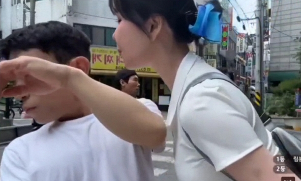 Sốc trước màn ẩu đả bẩn thỉu của hai streamer Hàn giữa phố, dân mạng nghi dàn xếp, bóc trần chiêu trò câu view bất chấp