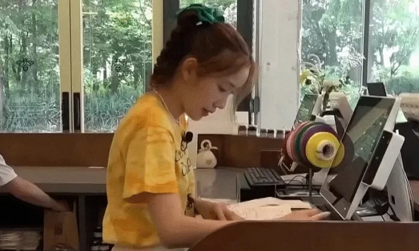 Sự hết thời của nữ ca sĩ hát bản hit quốc dân: Thất nghiệp, rải đơn xin việc hàng trăm nơi nhưng đều bị từ chối 