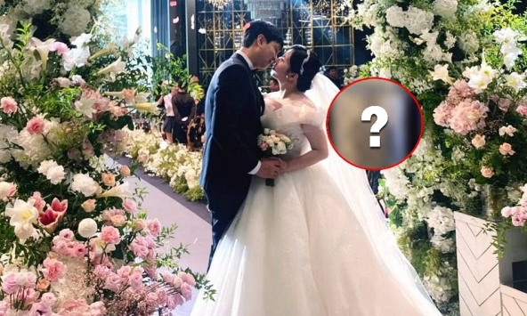 Tình trạng của vợ chồng Lee Dong Wook vừa bị bại lộ qua hình ảnh phản chiếu