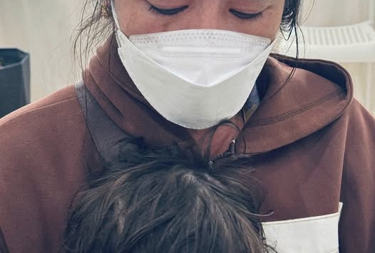 Vừa mổ được vài tiếng, người mẹ đã xuất viện bế con khó thở đi khám: Tay ôm con, tay giữ vết mổ khiến bác sĩ cũng chạnh lòng