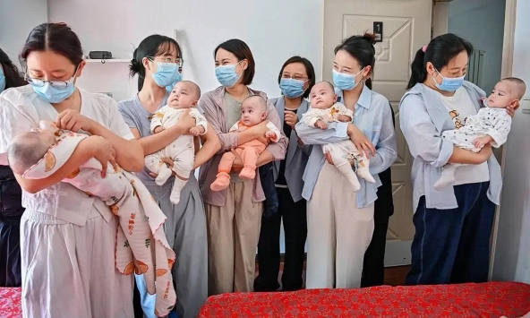 Các em bé sinh 5 nổi tiếng đã được 9 tháng tuổi, nhìn cả gia đình chăm các bé, dân tình phải thốt lên: “Chắc nhà khá giả lắm”