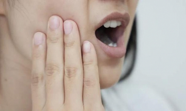 Đau răng suốt 3 năm, người phụ nữ đi nhổ răng về lại càng đau thêm, bác sĩ phát hiện 1 sự thật