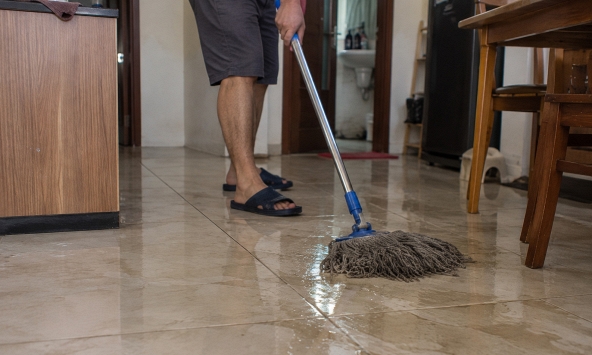 Lần nào nhờ chồng lau nhà cũng có mùi tanh như cá ươn, biết nguyên nhân tôi phải cảnh cáo: 'Anh không được làm vậy!'