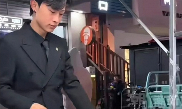 Nam thanh niên 19 tuổi mặc vest ở vỉa hè chỉ lặp lại động tác đơn giản, mỗi tháng kiếm gần 200 triệu đồng