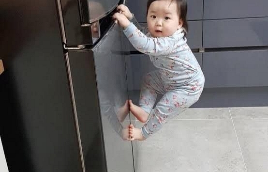 Bé bước vào giai đoạn bắt chước, cha mẹ đừng xem nhẹ 3 hành vi này, điều thứ hai gần như nhà nào cũng mắc phải