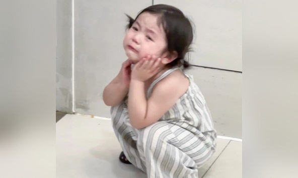 Con vừa bị nhắc đã khóc, đừng vội mắng “yếu đuối”, cha mẹ cần nhìn lại mình trước