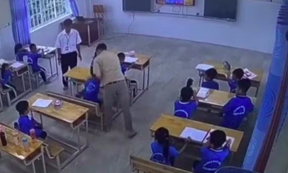Thầy giáo người nước ngoài tát, túm cổ học sinh lớp 2 trong 8 phút cuối tiết: Nhà trường nói gì?