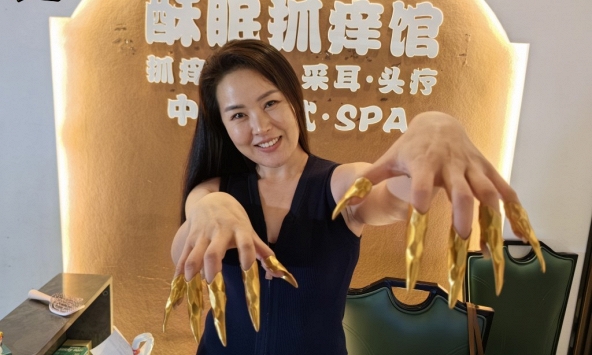 Xuất hiện nghề tay trái không cần bằng cấp, chỉ lặp lại 1 động tác, khách trả gần 1 triệu đồng/giờ