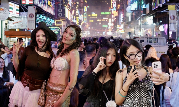 Halloween ở Sài Gòn chơi lớn cỡ này: Đường phố biến thành sàn catwalk, ai nấy đầu tư không tiếc tay